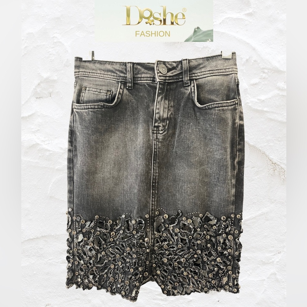 Dishe skirt elegance, and black washed fabric,laser-cut details, and crystal.